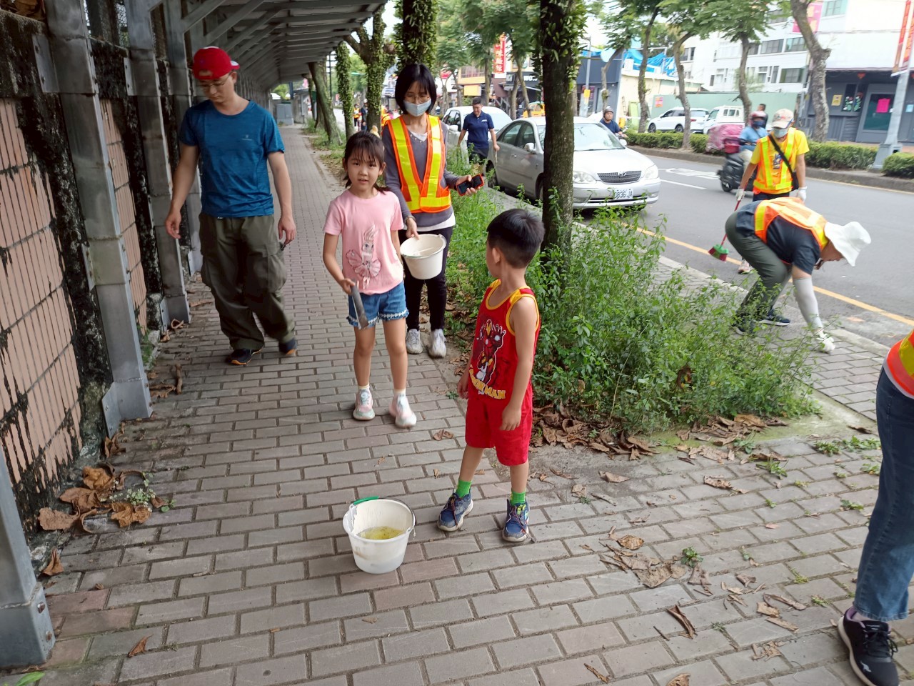 LINE_ALBUM_20250419完美角落撿煙蒂活動_250507_10.jpg